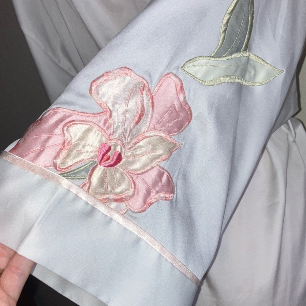 Natori Vintage White Satin Robe with Embroidered Pink Lily Flowers‎ - Picture 4 of 7